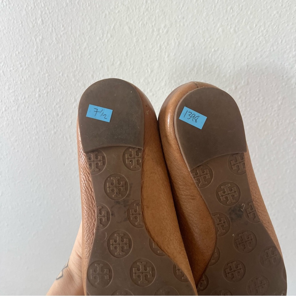 TORY BURCH | Reva Travel Flats in Light Brown Pebbled Leather | 6.5/7 - Picture 4 of 7
